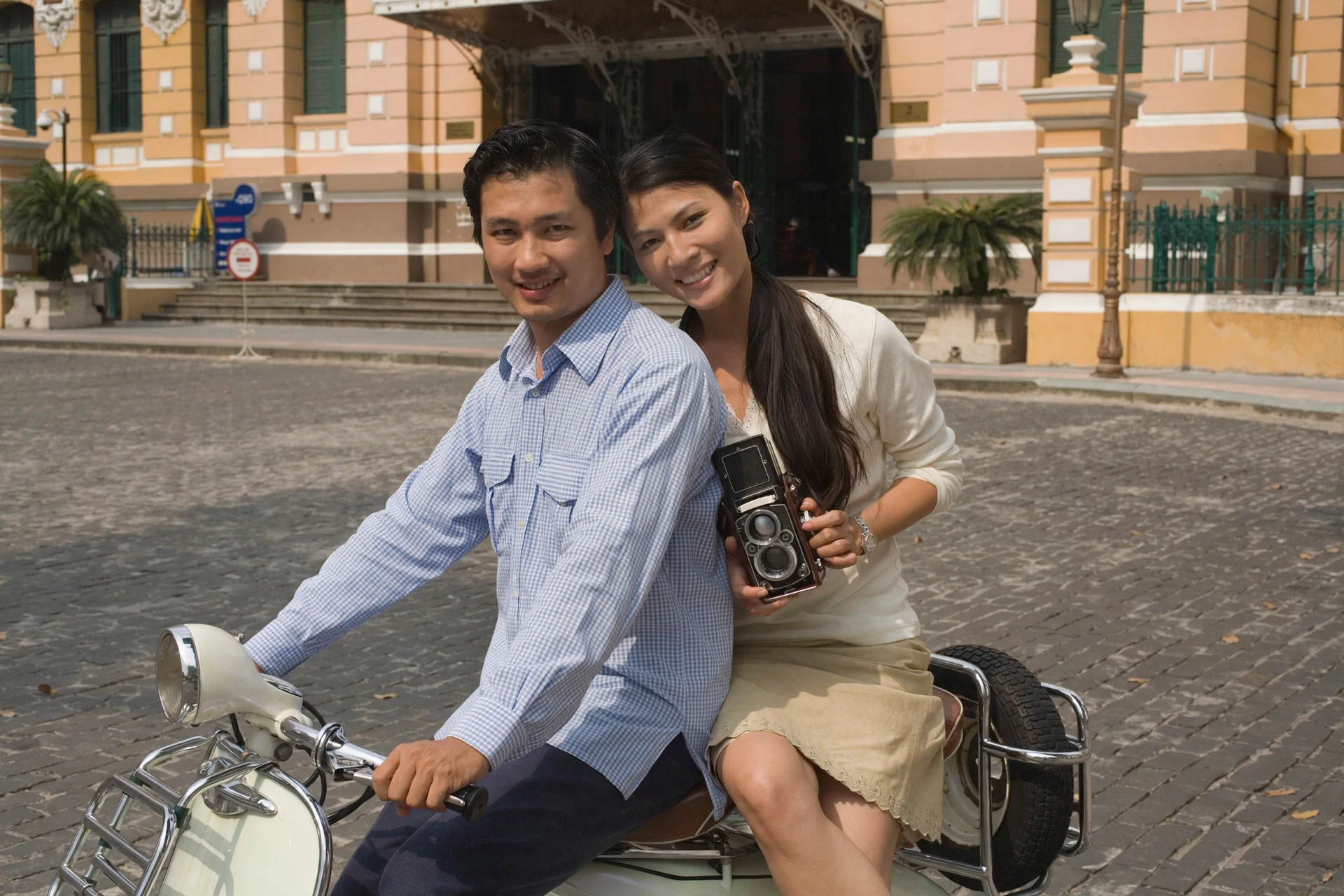 Girlfriend identity replacement in a tourist photograph